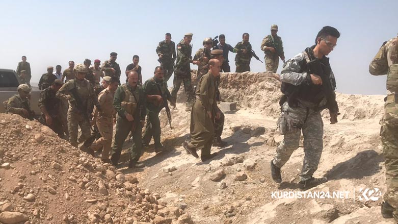 به‌ وێنه‌.. وه‌زیری پێشمه‌رگه‌ سه‌نگه‌ره‌كانی به‌رگری به‌سه‌ر كرده‌وه‌